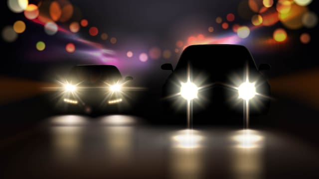 Ver las luces altas encendidas de otro coche en la ruta: qué significa esta señal y cómo se debe responder