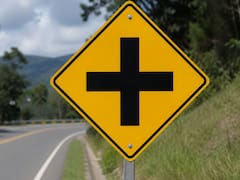 Ver una señal con una cruz negra sobre fondo amarillo: qué significa y para que se usa