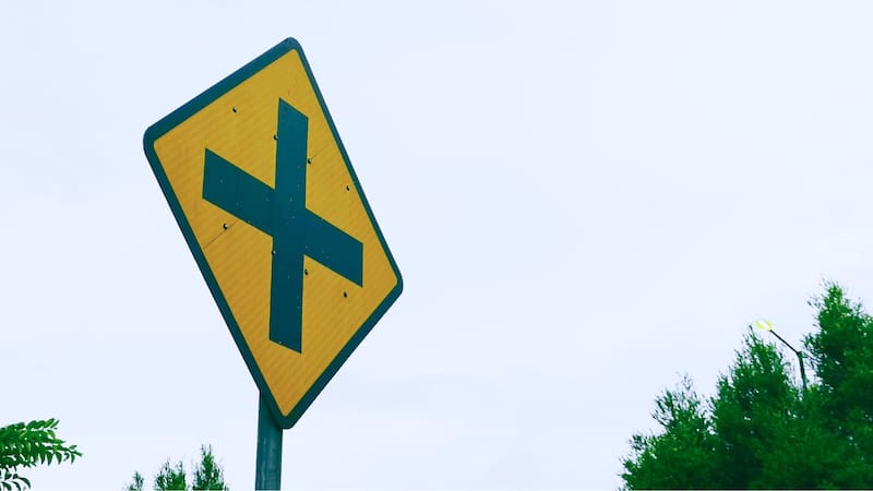 Ver una señal con una cruz negra sobre fondo amarillo: qué significa y para que se usa
Fuente: Shutterstock