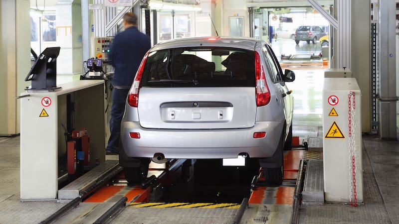 Auto en la verificación técnica vehicular.