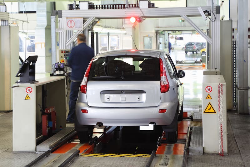 Auto en la verificación técnica vehicular.