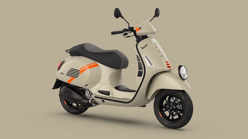 La GTV 310 recupera uno de los rasgos visuales más reconocibles de Vespa: el faro montado sobre el guardabarros delantero