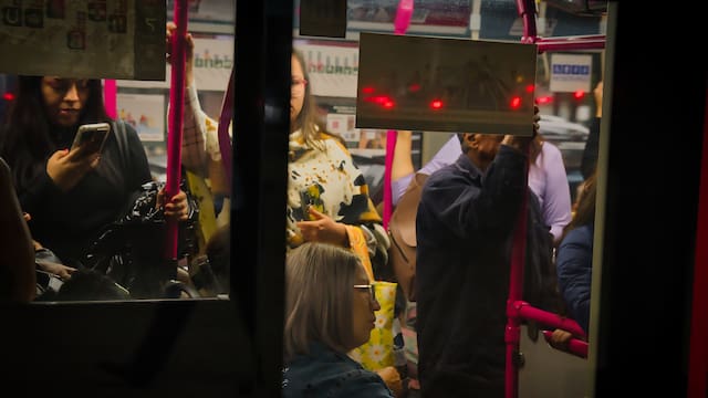Adiós a viajar parado: el Metrobús explicó por qué los usuarios ya no deberán hacerlo y qué sanciones podrían aplicarse