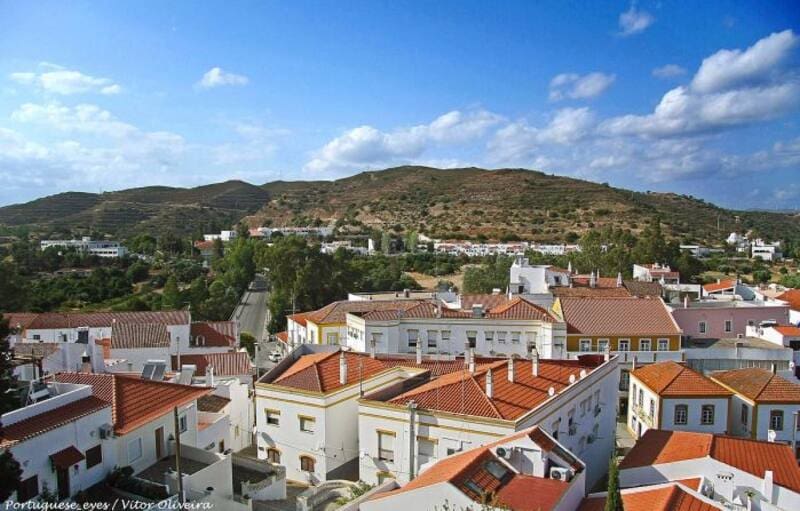 La localidad de Portugal que se encuentra en la frontera con España y es perfecto para visitar el fin de semana: cuenta con un castillo con vistas al río (foto: Pexels).