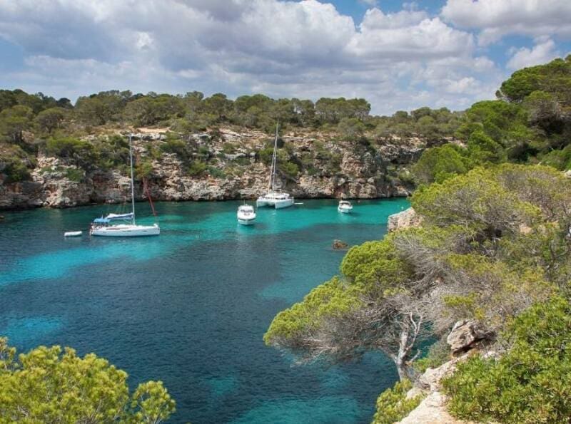 Escapadas: se descubre a menos de 1 hora de Mallorca y es el adorable pueblito costero con las mejores playas de España (foto: Pexels).