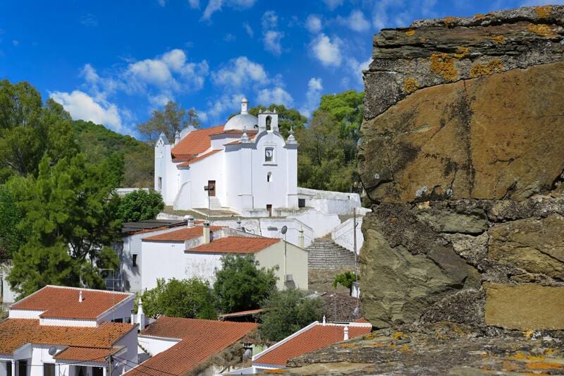 La localidad de Portugal que se encuentra en la frontera con España y es perfecta para visitar el fin de semana: posee un castillo con vistas al río (foto: Pexels).