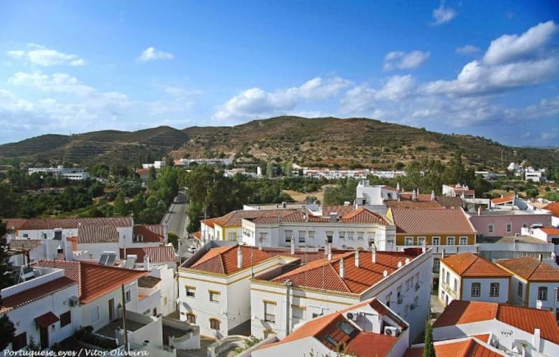 La localidad de Portugal que se encuentra en la frontera con España y es perfecta para visitar el fin de semana: posee un castillo con vistas al río (foto: Pexels).