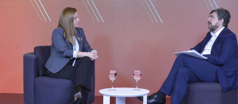 Victoria Traverso, de PAE, entrevistada por Hernán de Goñi, director periodístico de El Cronista, en un evento.