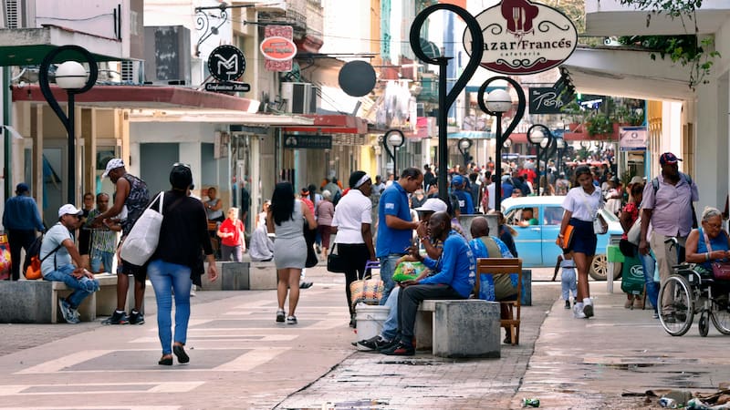 AME7497. LA HABANA (CUBA), 22/01/2026.- Personas caminan por un boulevard este jueves, en La Habana (Cuba). EFE/ Ernesto Mastrascusa