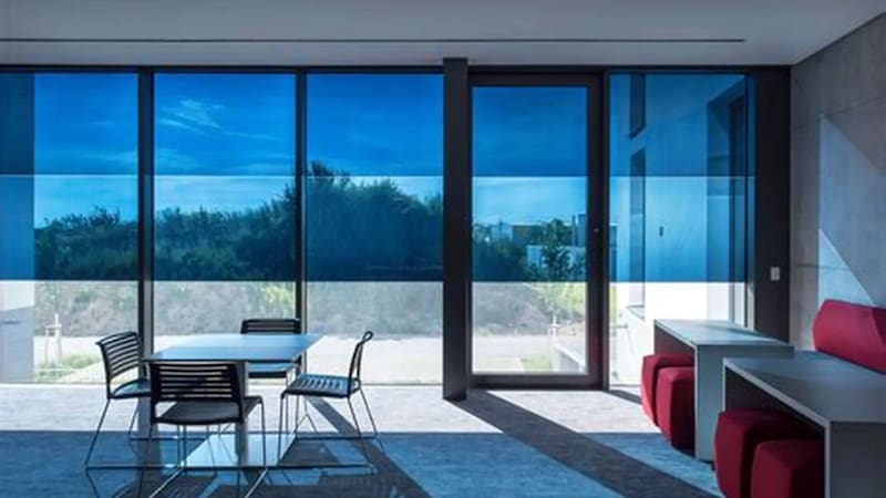 El cristal tintado es un vidrio inteligente que puede modificar su opacidad según la necesidad del usuario. Foto (Archivo)