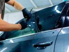 Se acabaron los vidrios polarizados: ahora los agentes de tránsito tienen instrucciones de multar sin excepción a quien circule con ellos