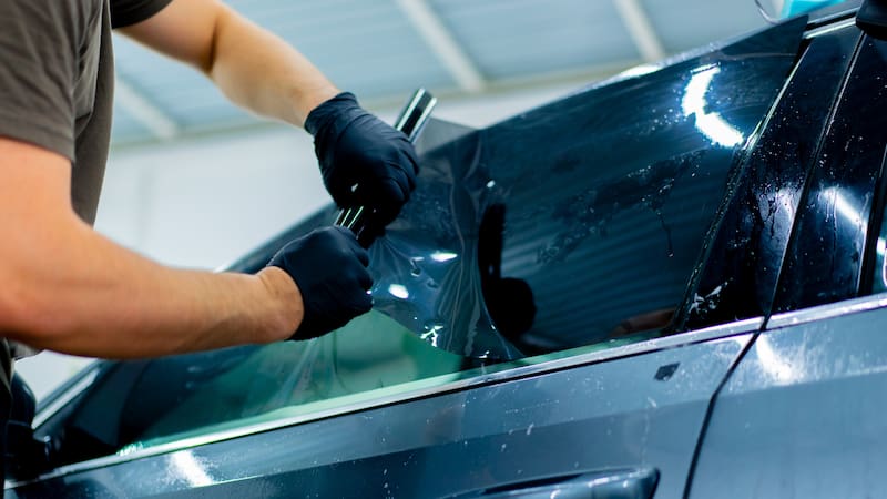 Advierten multas a los conductores con vidrios polarizados en el auto