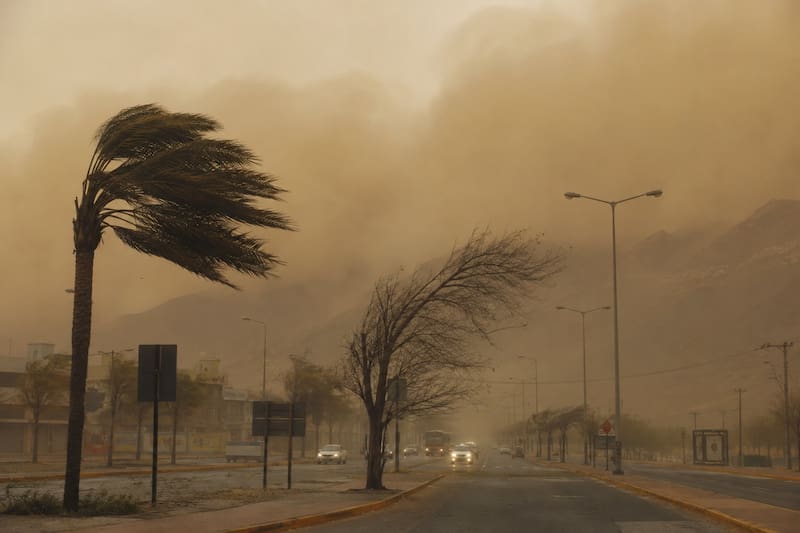 Un nuevo sistema de tormentas severas amenaza con extender los daños causados por un derecho en el centro-norte de Estados Unidos.