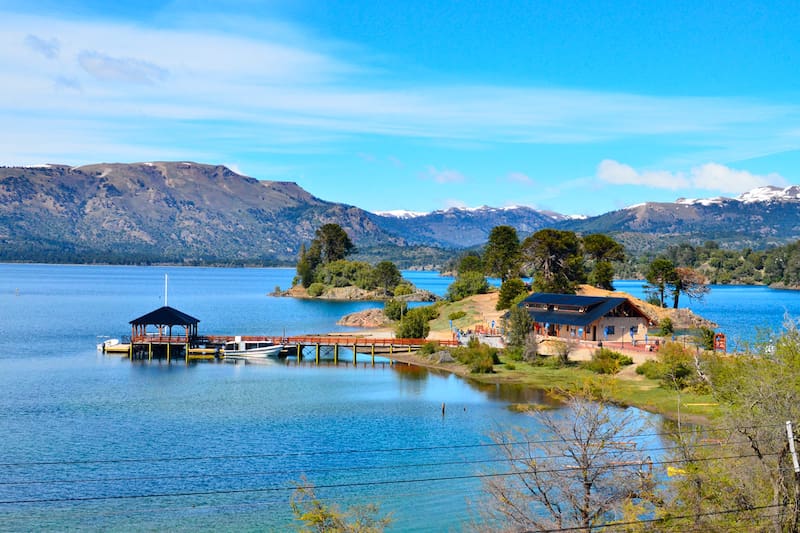 El lago Aluminé ocupa aproximadamente 57 kilómetros cuadrados y está rodeado por montañas, bosques e islas cubiertas de vegetación. (Fuente: Turismo Villa Pehuenia Moquehue)