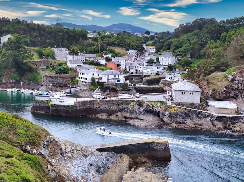 Además de su paisaje singular, Viavélez es conocido por su vínculo con Corín Tellado, una de las escritoras más populares de España.