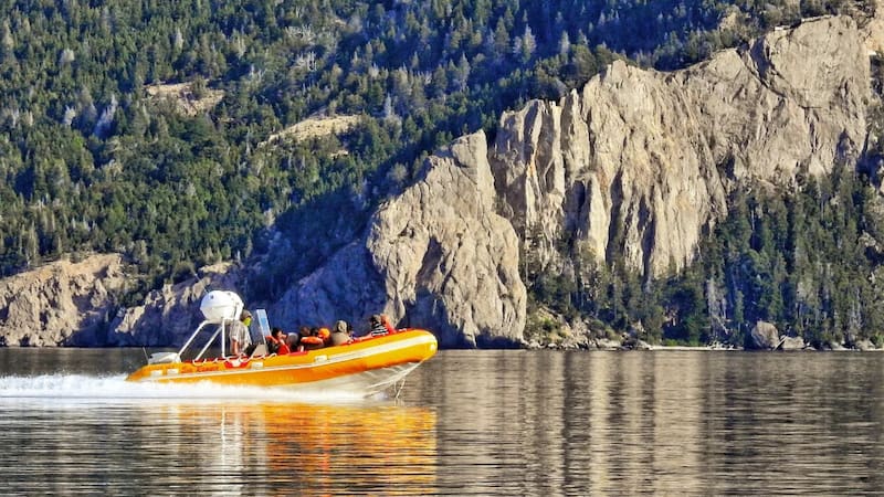 Tiene casi 700 habitantes y está a 80 kilómetros de Bariloche: el pueblo patagónico escondido entre bosques y aguas cristalinas.