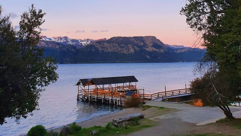 Tiene casi 700 habitantes y está a 80 kilómetros de Bariloche: el pueblo patagónico escondido entre bosques y aguas cristalinas.