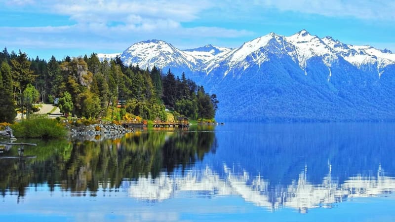 Tiene casi 700 habitantes y está a 80 kilómetros de Bariloche: el pueblo patagónico escondido entre bosques y aguas cristalinas.