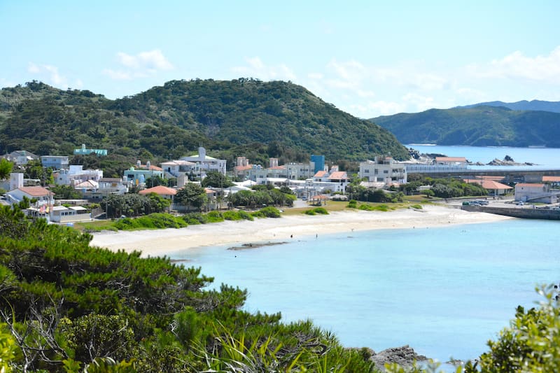 Shiro vivía con la familia Nakamura en Aka, una isla del archipiélago de Kerama. Antes había vivido en la cercana Zamami, donde conoció a Marilyn.