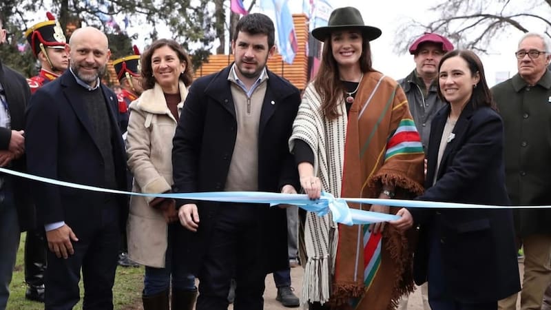 La vicepresidenta encabezó el tradicional corte de cinta inaugural de Expo Venado 2026, acompañada por el intendente Leonel Chiarella y otras autoridades locales. Foto: instagram @venadotuertogob