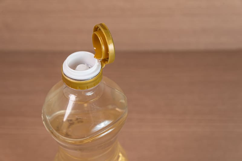 El vinagre blanco se convirtió en uno de los aliados caseros más eficaces para mantener el hogar limpio sin recurrir a químicos costosos. Imagen: Magnific.