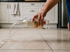 Chau humedad y malos olores: el truco del vinagre para los pisos que es furor este invierno