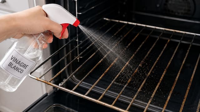 Rociar vinagre sobre las rejillas del horno: para qué sirve y por qué lo recomiendan