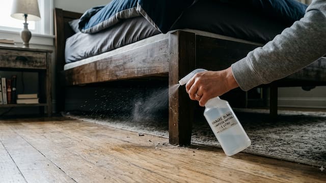 Rociar vinagre debajo de la cama: por qué los expertos recomiendan hacerlo y para qué sirve
