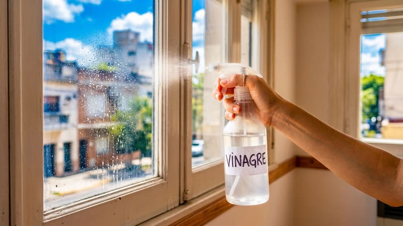 Esta mezcla no debe utilizarse sobre mármol, granito, piedra natural u otros materiales sensibles a los ácidos, aunque estén cerca del vidrio.