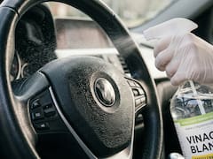 Rociar vinagre en el volante del auto: para qué sirve y por qué recomiendan hacerlo de esta forma