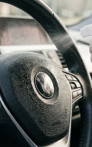 Rociar vinagre en el volante del auto: para qué sirve y por qué recomiendan hacerlo de esta forma