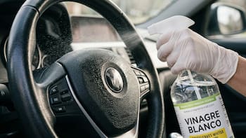 Rociar vinagre en el volante del auto: para qué sirve y por qué recomiendan hacerlo de esta forma