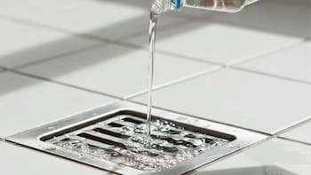 Es tendencia | Para qué sirve arrojar vinagre por las rejillas de la casa y por qué todos los recomiendan