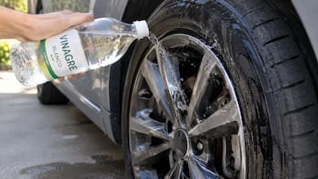 Esparcir vinagre en las ruedas de los autos: para qué sirve y por qué lo recomiendan