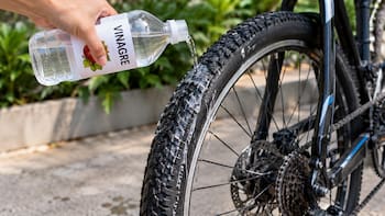 Esparcir vinagre en las ruedas de las bicicletas: para qué sirve y por qué lo recomiendan