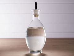 Limpiar con vinagre la mesada de la cocina: para qué sirve y por qué es mejor que muchos limpiadores químicos