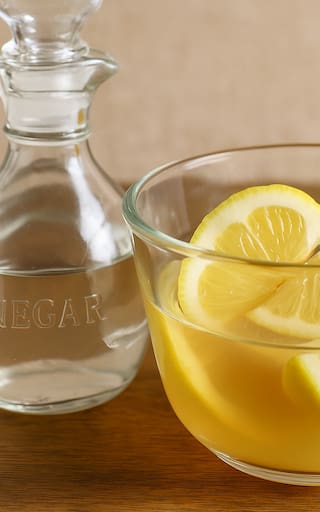 Mezclar dos cucharadas de vinagre con tres pedazos de limón: por qué recomiendan hacerlo y para qué sirve