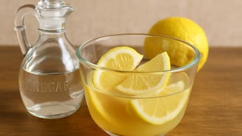 Mezclar dos cucharadas de vinagre con tres pedazos de limón: por qué recomiendan hacerlo y para qué sirve