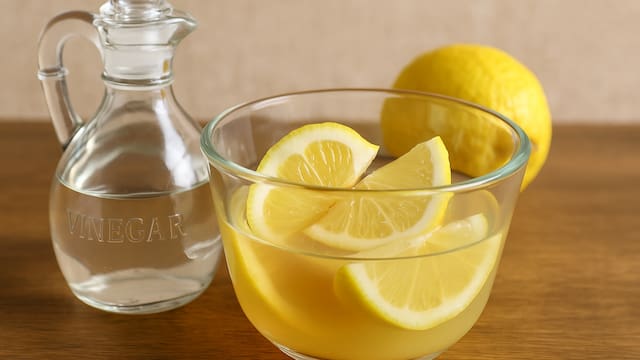 Mezclar dos cucharadas de vinagre con tres pedazos de limón: por qué recomiendan hacerlo y para qué sirve