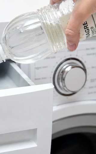 Poner vinagre en el lavarropas: para qué sirve y en qué parte se debe colocar