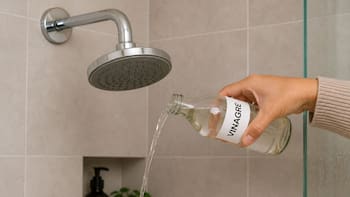 Para qué sirve limpiar la ducha con vinagre caliente y cada cuánto conviene hacerlo