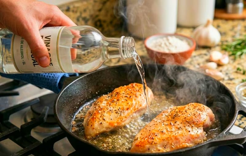 ¿Por qué recomiendan poner vinagre de manzana en la sartén al cocinar pechuga de pollo?