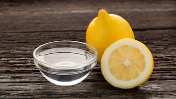 Mezclar vinagre y limón con agua tibia: los ingredientes clave para limpiar los vidrios sin dejar marcas