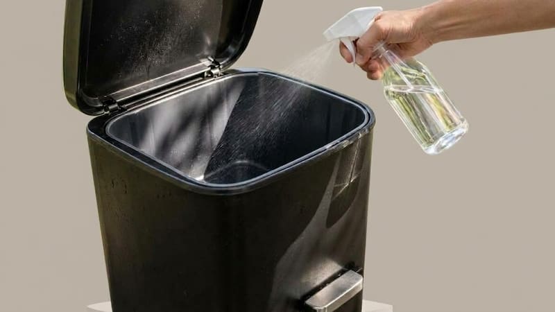 Rociar vinagre y detergente en el tacho de basura.