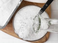 Mezclar bicarbonato de sodio con arena y vinagre: para qué sirve y qué beneficios tiene