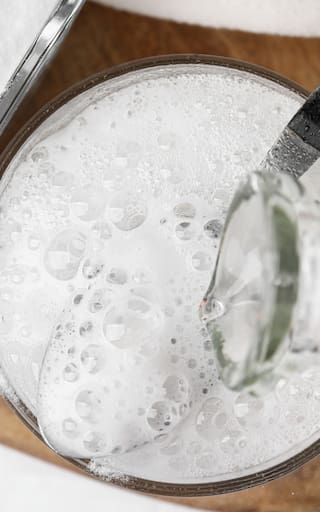 Mezclar bicarbonato de sodio con arena y vinagre: para qué sirve y qué beneficios tiene