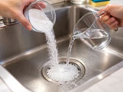 Tirar bicarbonato y vinagre en el desagüe de la cocina: para qué sirve y por qué recomiendan hacerlo