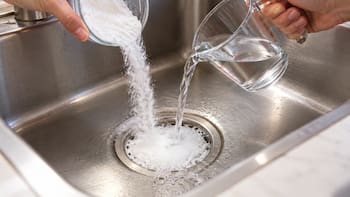 Tirar bicarbonato y vinagre en el desagüe de la cocina: para qué sirve y por qué recomiendan hacerlo