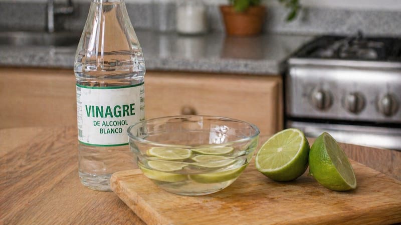 Combinar vinagre con limón: por qué sugieren realizarlo y para qué funciona.