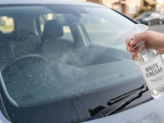 Spraying vinegar on your car windshield: what it’s for, what it does, and why experts recommend it
